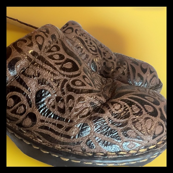 B.O.C. BORN Concept Women Brown Tooled Leather Comfort Nursing Clog...Sz 8.5 - Picture 2 of 14